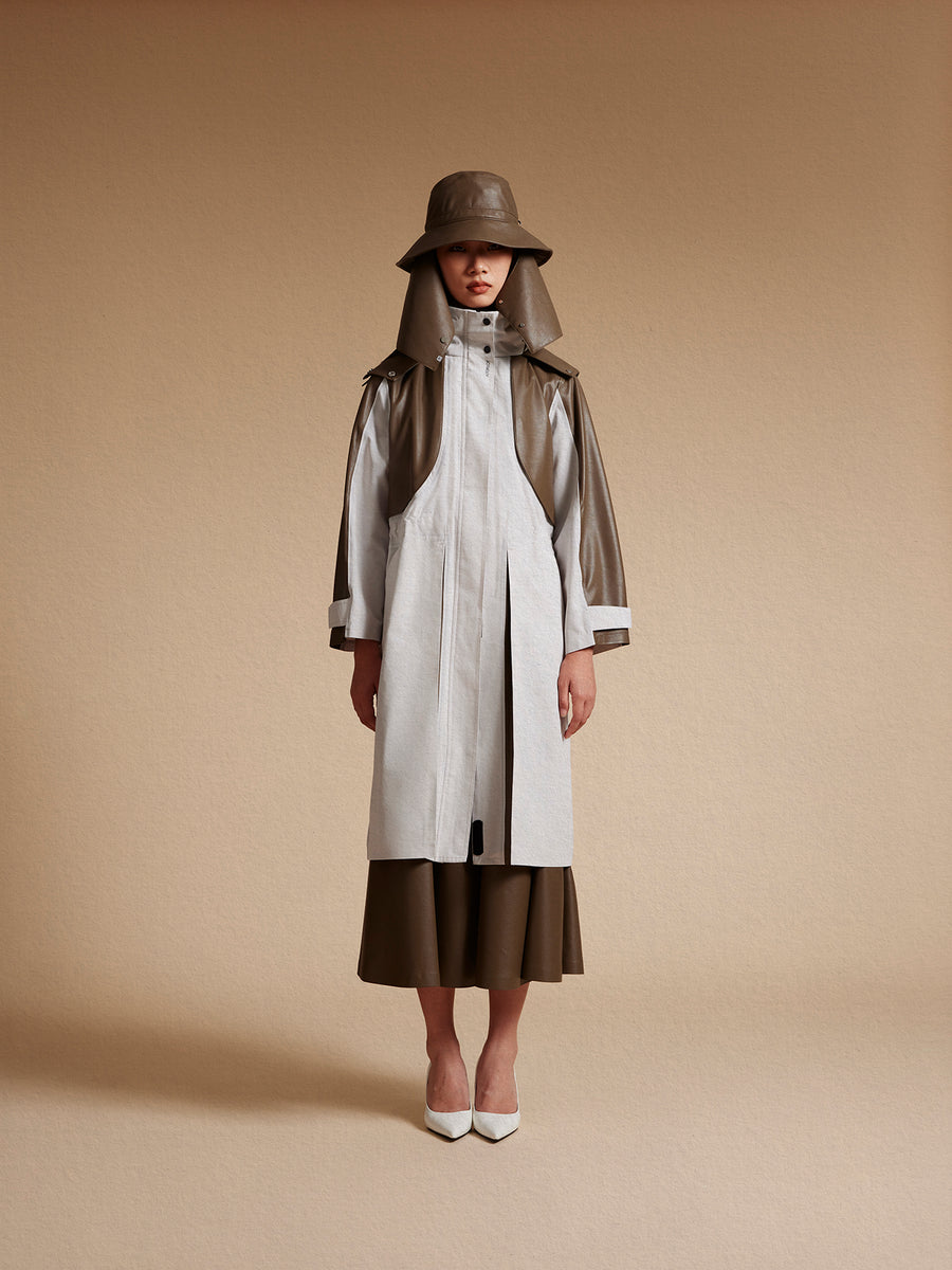 model wear Ski coat with bucket hat