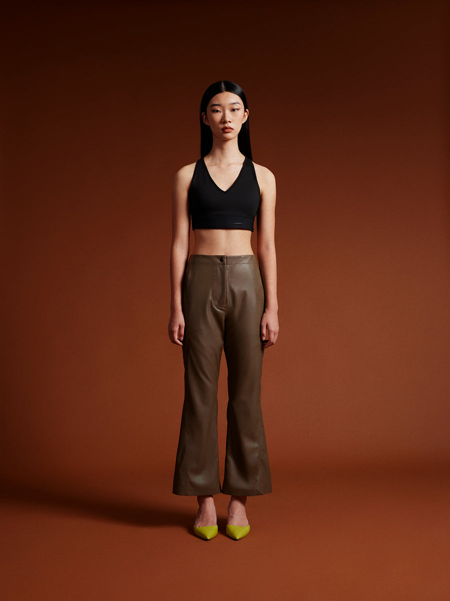 model wear kaki flare leather trousers