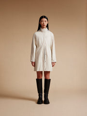 model wear white coat 