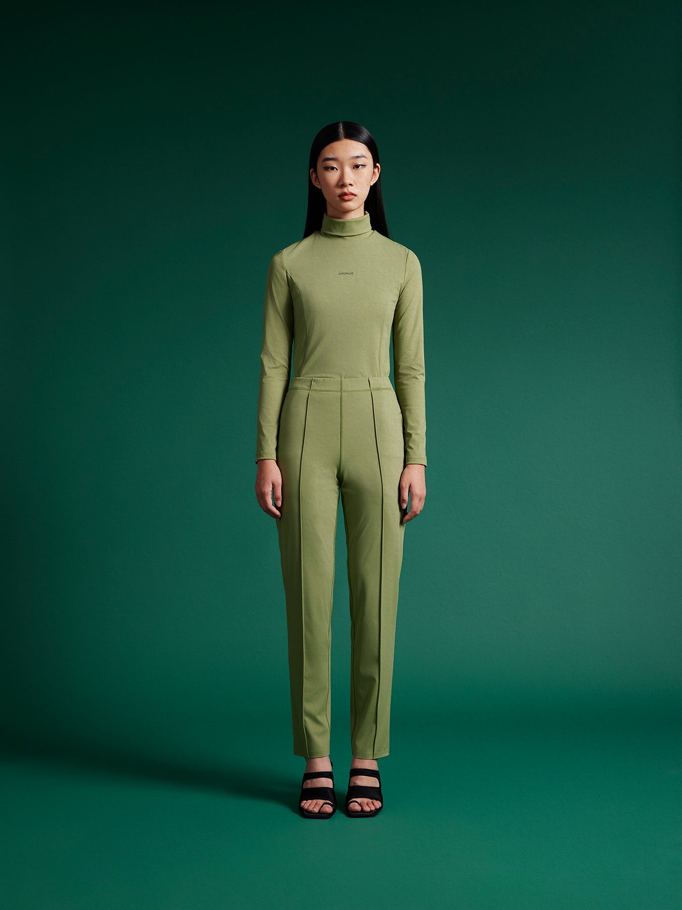 model waer green tone sporty turtle neck top and pants